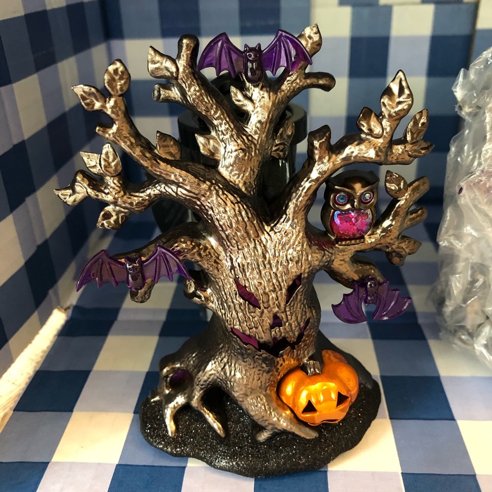 RETIRED 2022 BATH & BODYWORKS  MONSTER TREE LIGHT UP WALLFLOWER T NIGHTLIGHT